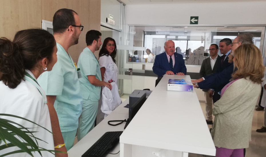 El consejero Jesús Aguirre conversa con personal del Hospital de La Janda, que ha puesto en funcionamiento su servicio de Urgencias.